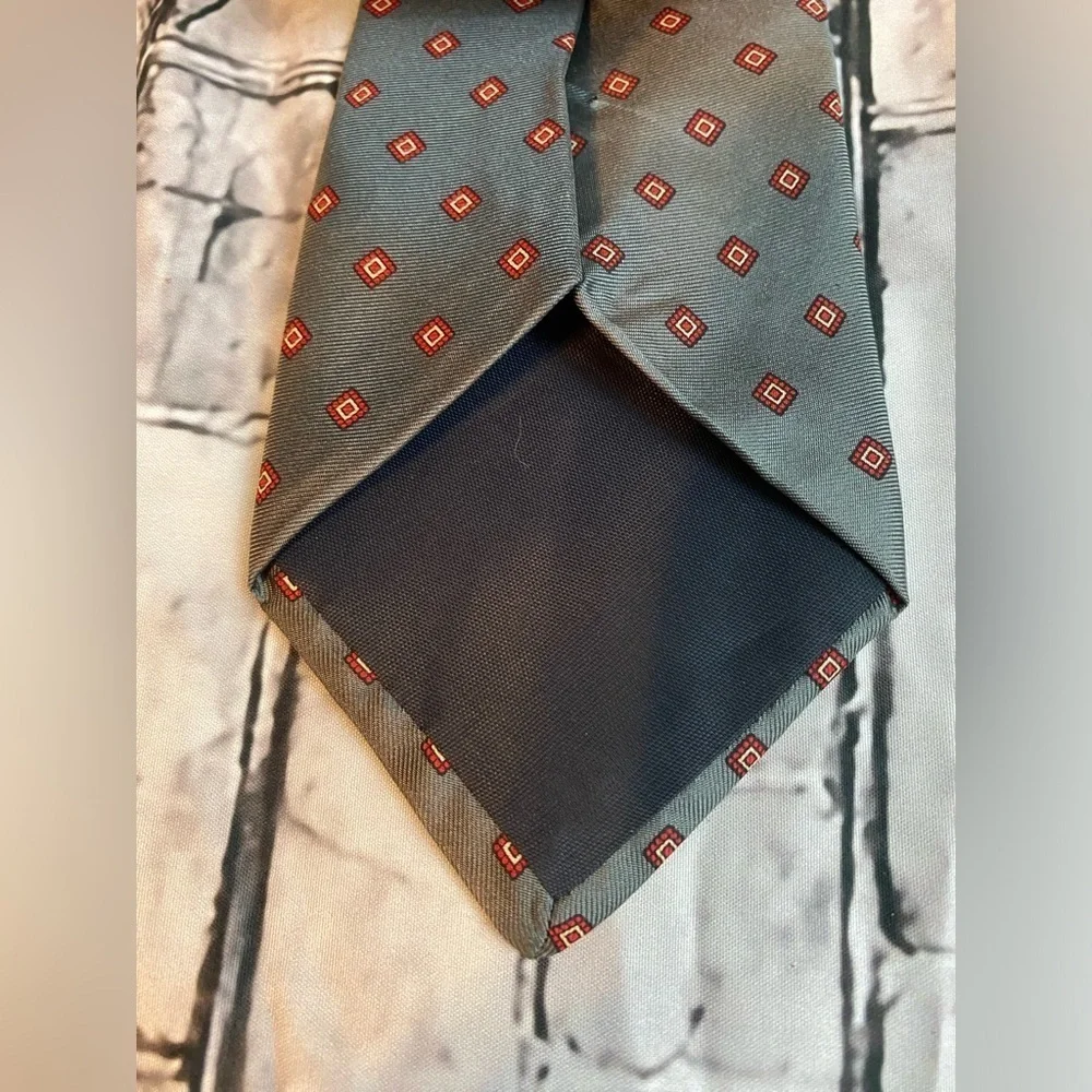 Oakton Ltd Silver Gray Red Diamond Pattern 100% Silk Men's Neck Tie Made In USA